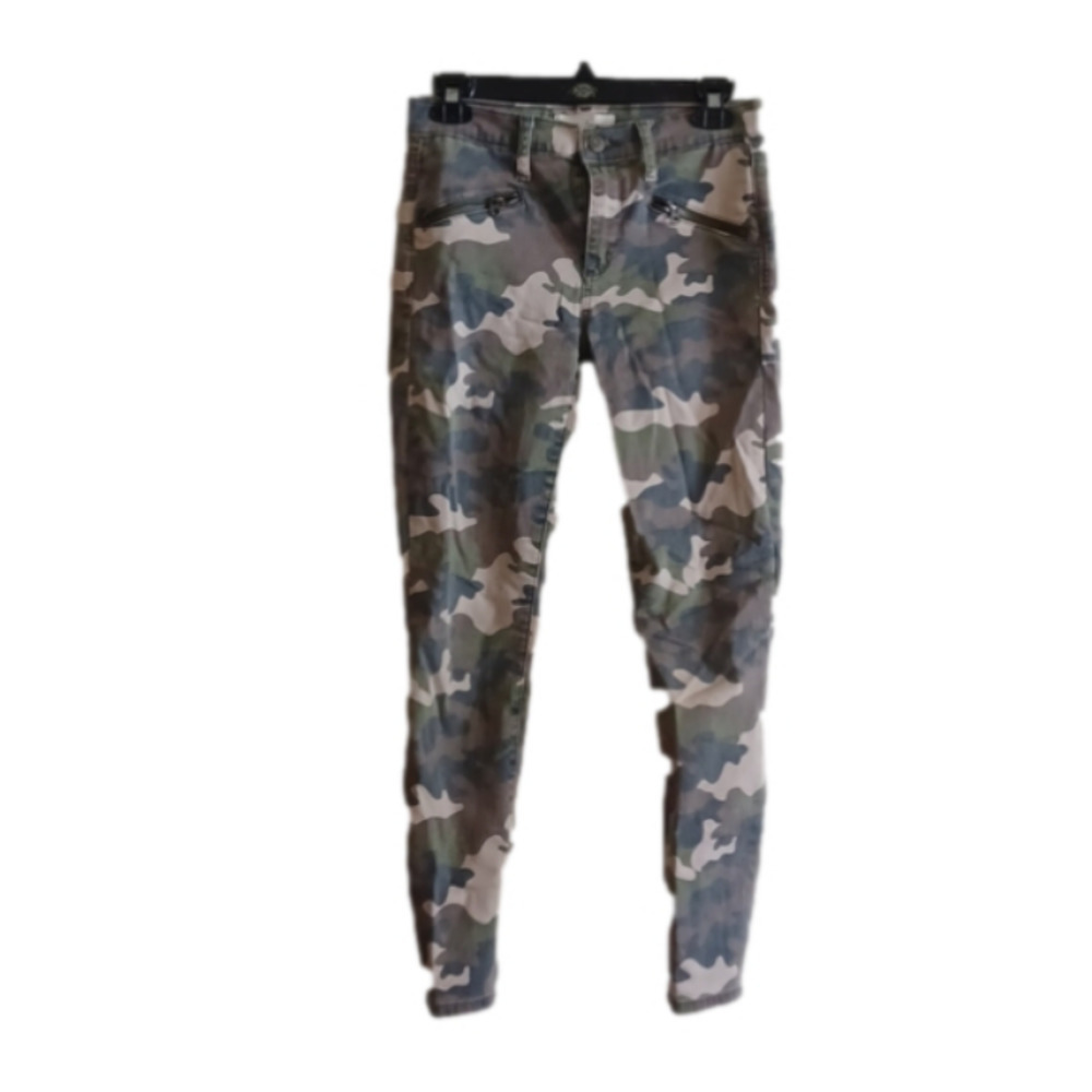 GAP Skinny Camo Pants. Size 27. Great Way To Support Your Troops.